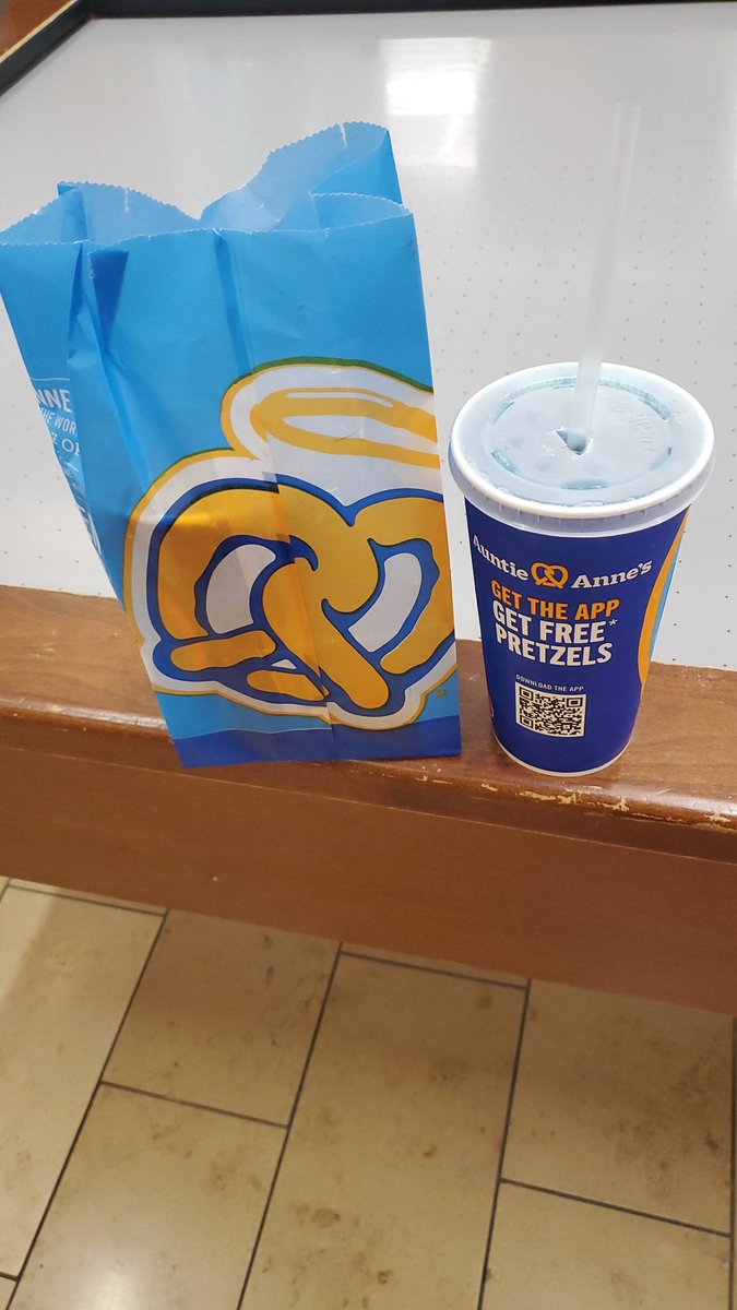 LadyDi1002's tweet image. Stopped by my favorite @AuntieAnnes to see my guy Big E!! 😊

#AuntieAnnes

#PretzelDogs

#BlueRaspberryLemonade

#AnnapolisMD