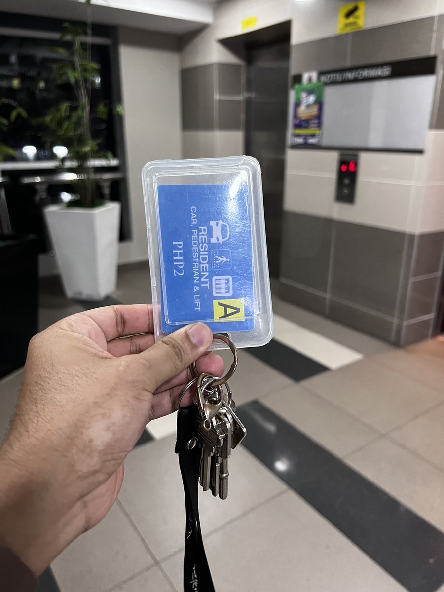 Ana_AMukmin94's tweet photo. Sesiapa ada tertinggal kunci rumah di Dewan Serbaguna Menara PT80 selepas main badminton pukul 8-10 court D atau 4, boleh ambil kunci anda di Guard Aras Bawah Menara PT80 DBKL.

@tumbukrusuk https://t.co/KCTSxVzD54