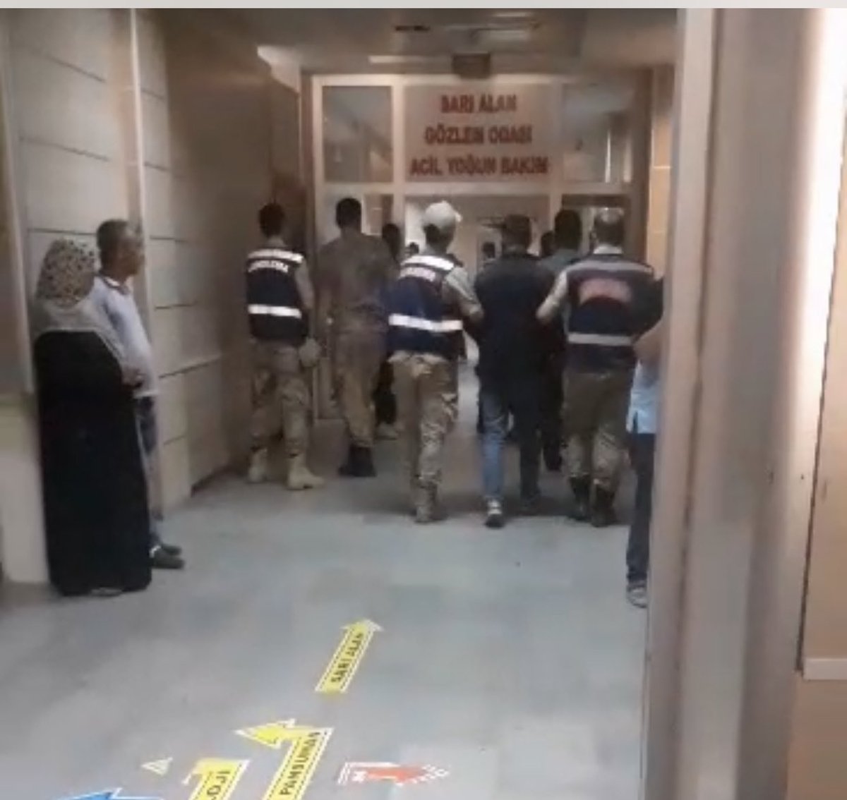musdemgenclik's tweet photo. Paris’te 23 Aralık Ahmet Kaya Kürt Kültür Merkezi’ne yönelik gerçekleştirilen silahlı saldırıda katledilen sanatçı Mîr Perwer’in cenaze törenine katıldıkları için aralarında Gençlik meclisi üyelerimizinde bulunduğu bir çok genç arkadaşımız hukuksuz bir şekilde tutuklandılar. https://t.co/JTnhuucCgz