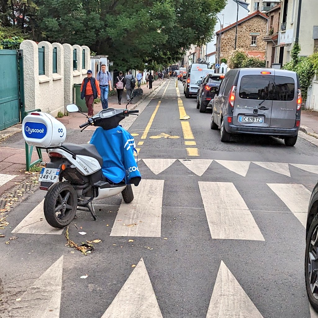 Maintenant qu'une consultation publique a décidé de virer les trott en libre service de Paris, on peut lancer la même démarche en IDF sur les scoot en free floating ?
Histoire de libérer les trottoirs, passages piétons et pistes cyclables de ces bouses de <a href="/CityscootParis/">CITYSCOOT💙💚COOLTRA scooters électriques</a> ?