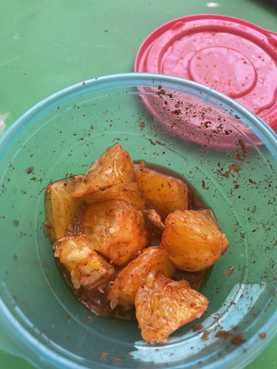 Jesymoru's tweet photo. Dime qué tus alumnos te aman, sin decirme que tus alumnos te aman. Empiezo yo: Trajo dos porciones de naranja con chilito para regalarme una a mi 🥰🥰🥰 https://t.co/rNJninwfX3
