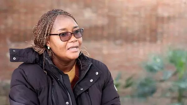cbajo's tweet photo. 📣 Sylvie Luzala, periodista y activista por los #DDHH de #RDCongo 🇨🇩 empezó a ser amenazada por trabajar con mujeres trabajadoras sexuales:  “Los hombres poderosos con los que se relacionan, pensaban que yo también sabía quiénes eran”, en @desalambre 👇🏾👇🏾 https://t.co/VaSpOJR4dP https://t.co/8BRBjJankX