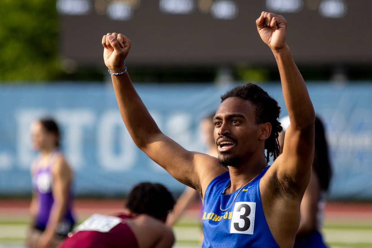Washingtonville High School athletes Joe Napolitano, Malachi Taylor, David Gerdin, and Jaiden Bradshaw became NYSPHSAA Outdoor Track and Field Champions with their season-best of 3:20.55 in the 4x400 meter race. Congratulations Wizards!