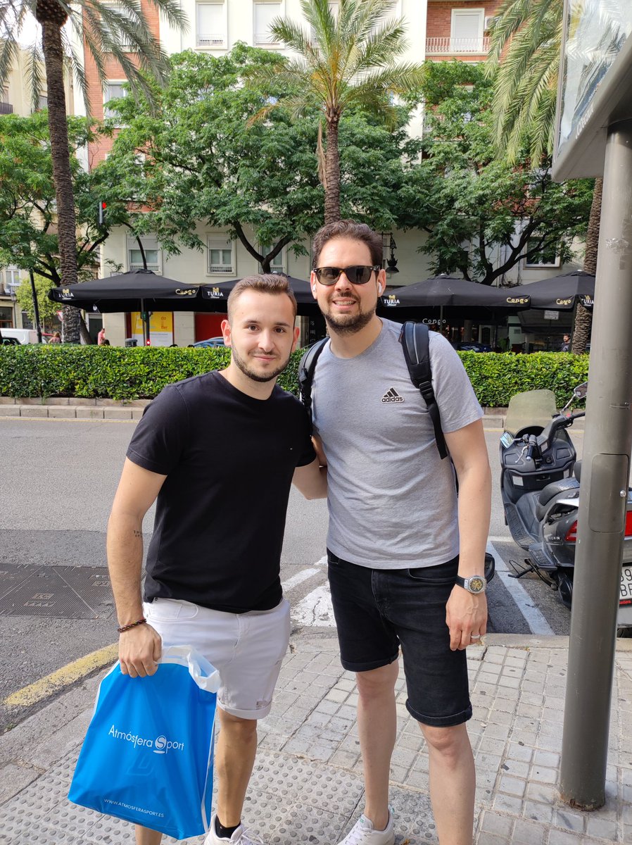 alapont_pablo's tweet photo. Me he encontrado al más grande entre los grandes. Grande Héctor!!! #LimGoHome 🦇🦇 https://t.co/hdEuPKNGl6