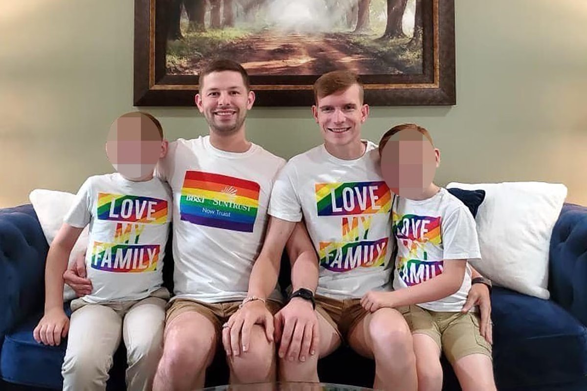 PAREJA GAY SENTENCIADOS A CADENA PERPETUA POR ABUSAR SEXUALMENTE DE SUS "HIJOS ADOPTIVOS"
Pareja de activistas gay Zachary y William admitieron ante el juez que sodomizaron a sus hijos adoptivos de 9 y 11 años, y también lo prostituyeron en una red de pedófilos. 
Cadena Perpetua.