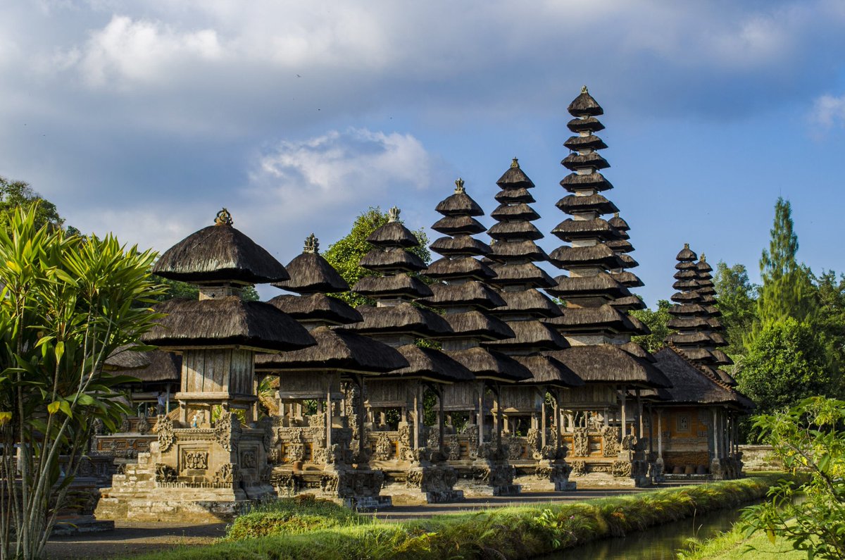 viajepatrimonio's tweet photo. Pasa por ser la religión más antigua del mundo y es la tercera con más fieles pese a ser mayoría solo en dos países. 

Hoy en #PatrimonioEnlazado conoceremos 10 SITIOS HINDUISTAS viajando por India, Nepal, Camboya, Indonesia… https://t.co/XVsSA8TKFy