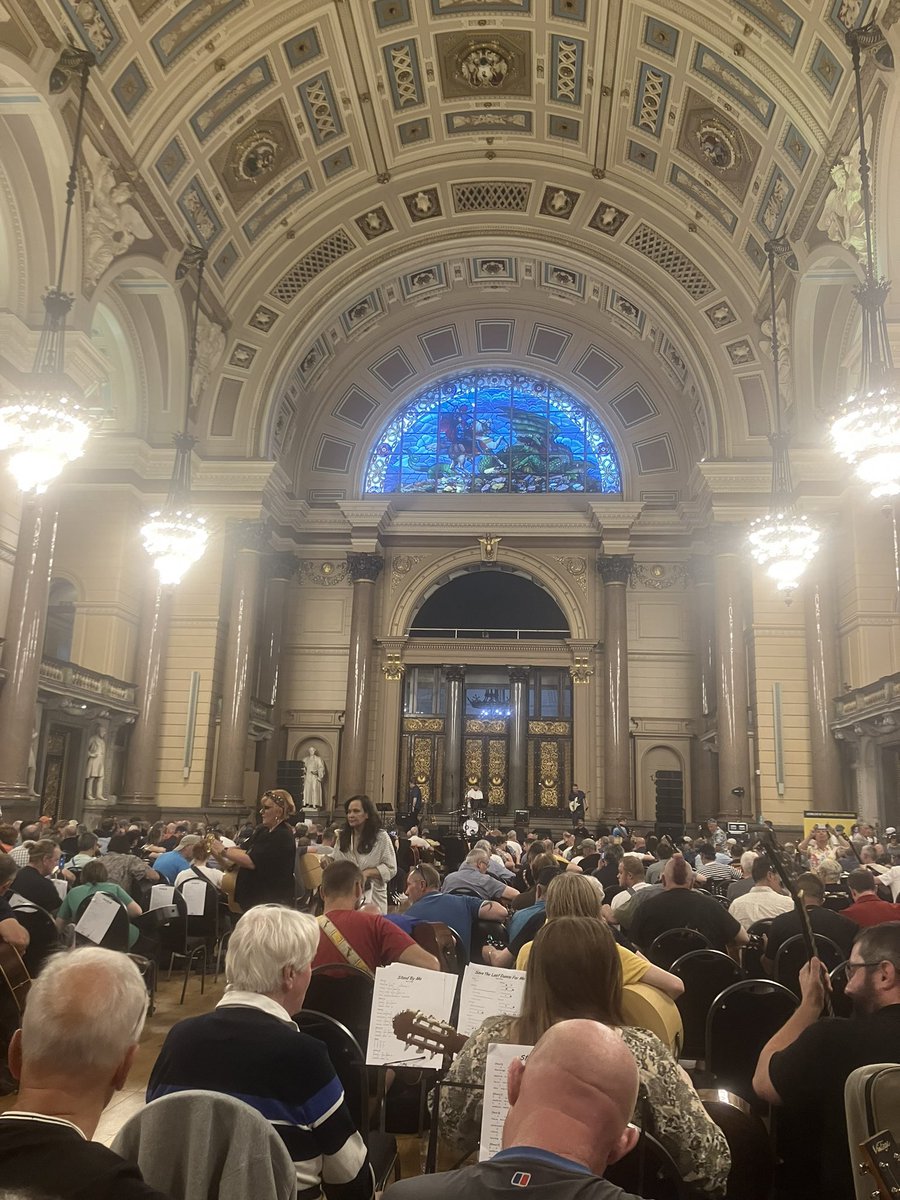 EmmaCase's tweet photo. Filling up! @TheFlorrie #guitarin https://t.co/zPtf5VqyIY