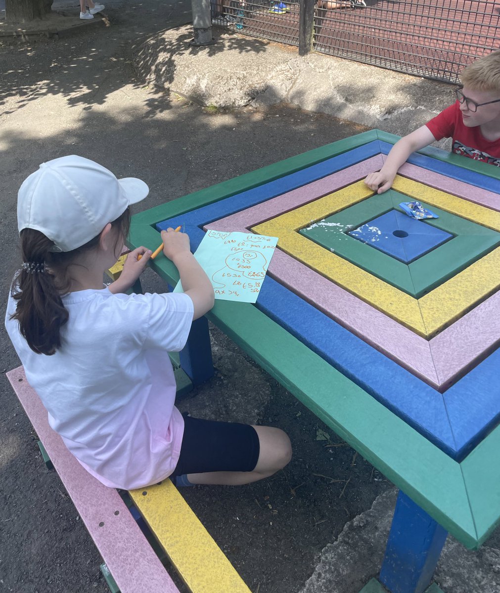 We took our maths lesson out into the sunshine today. We worked in pairs and took turns taking on the role of shop keeper and customer! We used our strategies to work out the change!💷🛒🌟