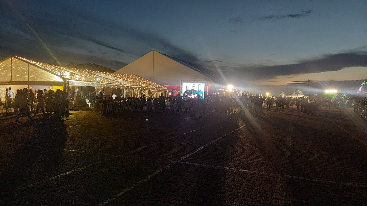 DerrikSun's tweet photo. @GabrielBuule Amazing performance @ #BoyzIIMenInUganda ..  I always heard you in 2021. speaking highly of him.. he blew my mind away https://t.co/Ftn5lXiImU