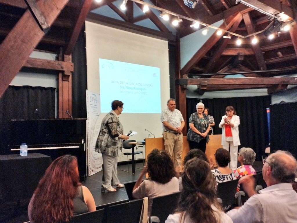CopecPedagogs's tweet photo. Rosa Rodríguez (@RdriguezGascons),  secretaria del COPEC, llegeix l'acta de la Junta de Govern de nomenament de col·legiada d'honor a la Dra. Neus Sanmartí. 

#PromovemLaPedagogia #DefensemLaPedagogia https://t.co/16KXbcTeYz