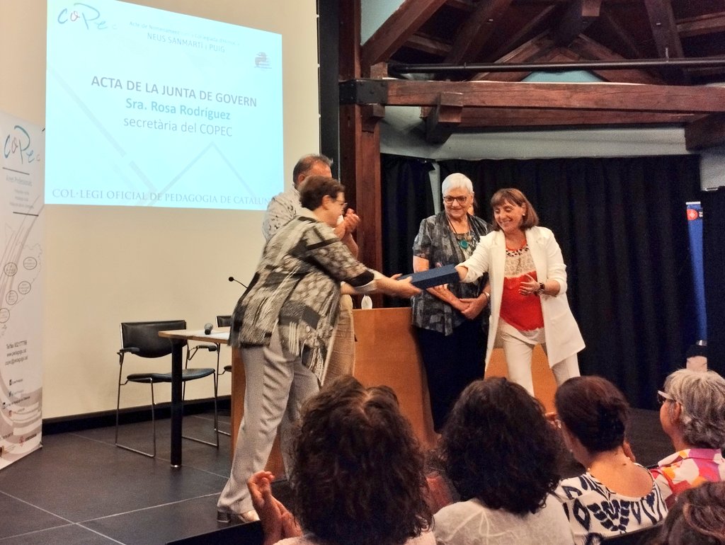 CopecPedagogs's tweet photo. Rosa Rodríguez (@RdriguezGascons),  secretaria del COPEC, llegeix l'acta de la Junta de Govern de nomenament de col·legiada d'honor a la Dra. Neus Sanmartí. 

#PromovemLaPedagogia #DefensemLaPedagogia https://t.co/16KXbcTeYz