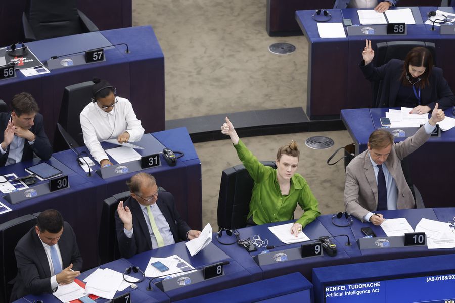 latercera's tweet photo. Parlamento Europeo aprueba el primer conjunto de reglas integrales del mundo para la inteligencia artificial  https://t.co/aCyyjE5GN3 https://t.co/yI7T498yUv