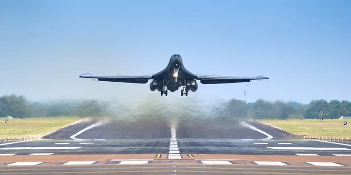 dalehay's tweet image. B-1B launch this morning from EGVA/FFD.

[📸: Paul Eccles (Facebook)]

#AVGeek #EGVA #FFD