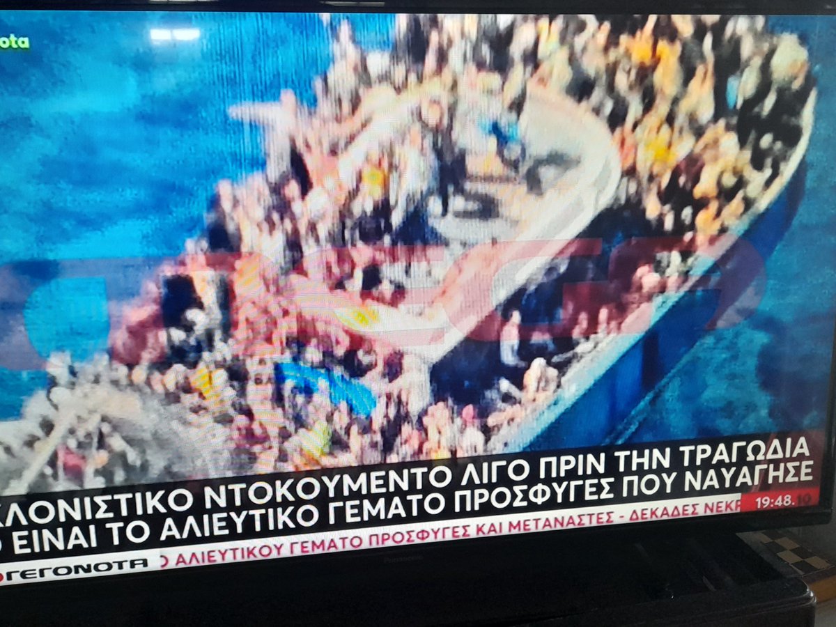 Αποκλειστικά πλάνα πριν το καράβι με τους μετανάστες βυθιστεί...Δυστυχώς θα έχουμε εκατοντάδες νεκρούς. Ανείπωτη τραγωδία..