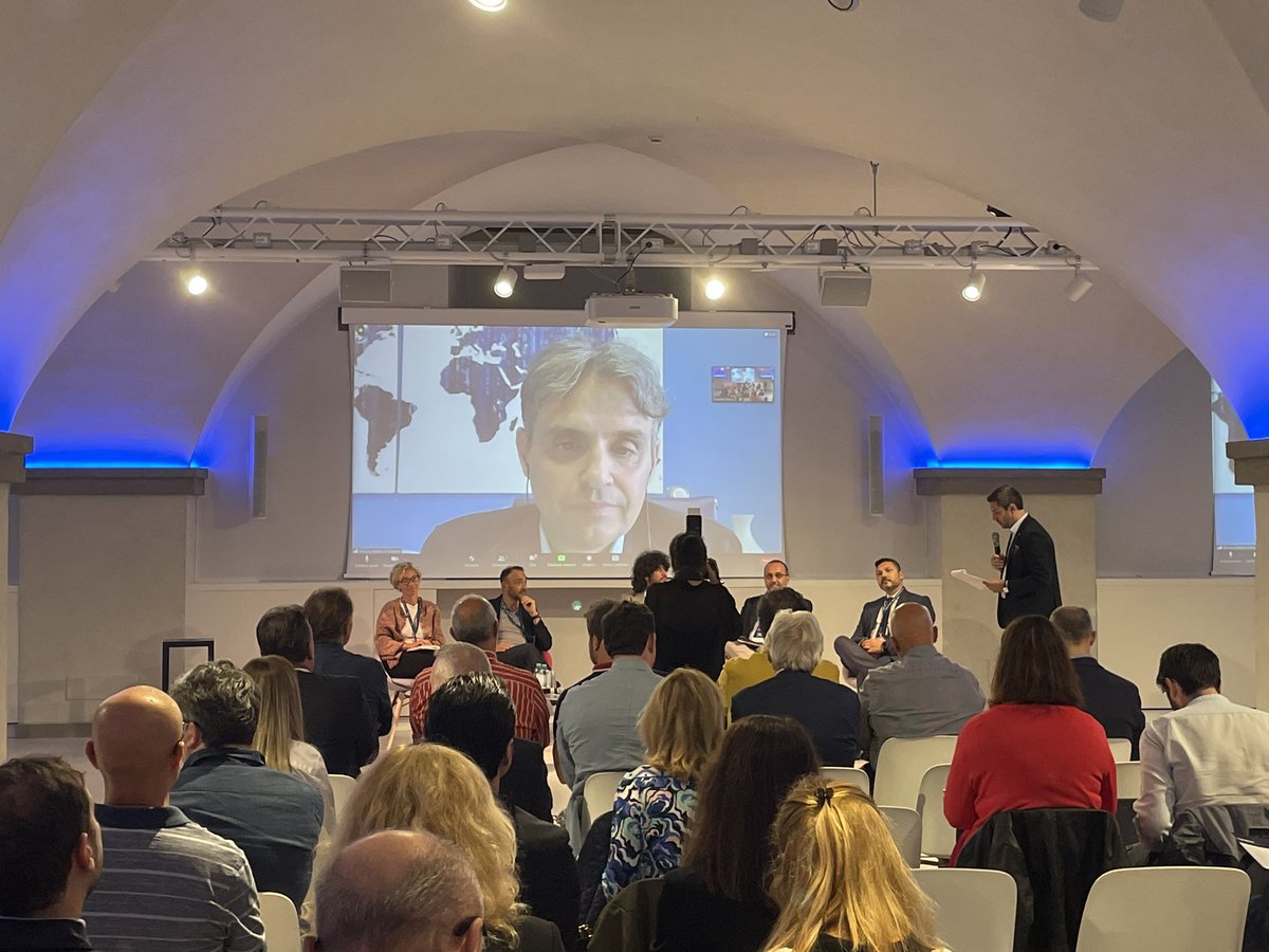 prometeonet's tweet photo. Disegnare il futuro #italiaeconomy  #innovazione #ai #che #innovationcenter #fcrfi #nanabianca https://t.co/XoAfzwQEM1