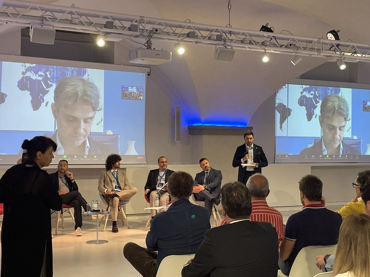 prometeonet's tweet photo. Disegnare il futuro #italiaeconomy  #innovazione #ai #che #innovationcenter #fcrfi #nanabianca https://t.co/XoAfzwQEM1