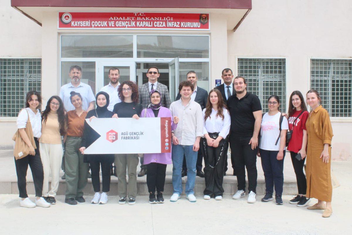 aguyouth's tweet photo. Kayseri Cumhuriyet Başsavcılığı ile imzalanan iş birliği protokolü kapsamında Kayseri Çocuk ve Gençlik Kapalı Ceza İnfaz kurumundaki tutuklu ve hükümlü çocuklara yönelik hazırlanan Gökyüzü Orkestrası Projesi  4 Mayıs'da başladı ve 9 Haziran'da tiyatro gösterisi ile tamamlandı. https://t.co/cpoi5FO0bd