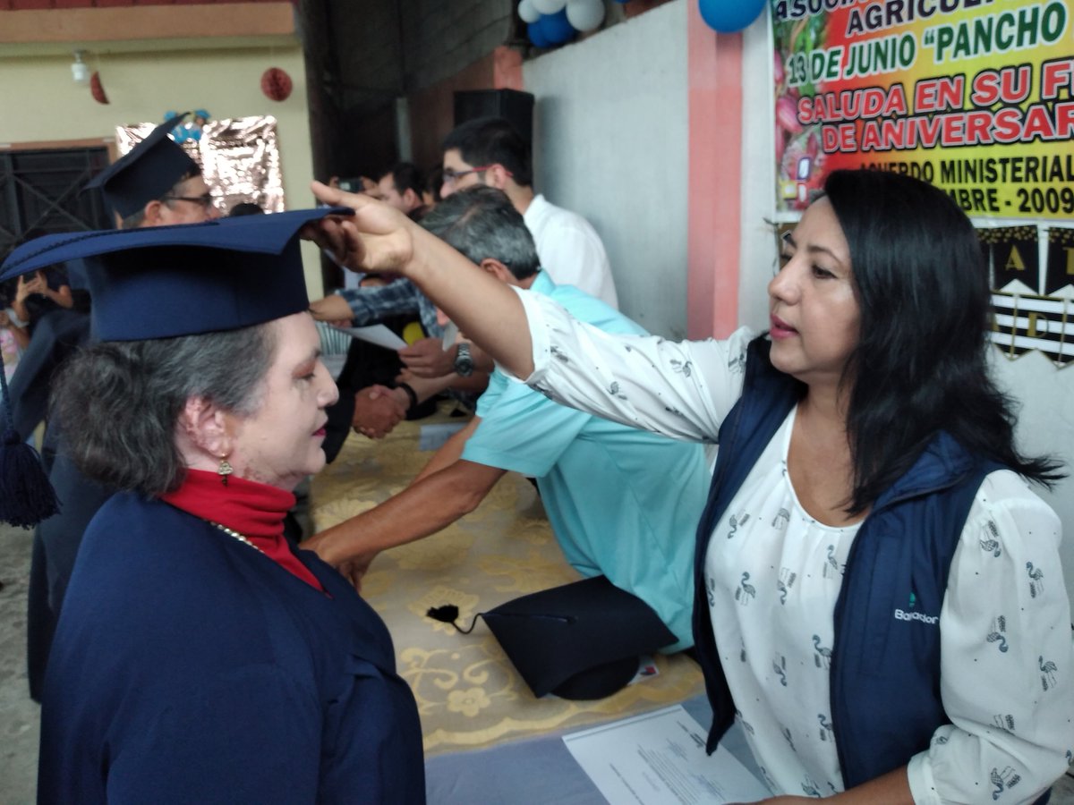 Agricultura_CZ6's tweet photo. #Cañar | 16 productores de la Asociación 13 de junio, parroquia Pancho Negro, cantón La Troncal, obtuvieron su certificado de graduación de la Agricultura Familiar Campesina luego de haber concluido los diez módulos de capacitación impartidos por @AgriculturaEc. #JuntosPorElAgro https://t.co/Psgr0aS245