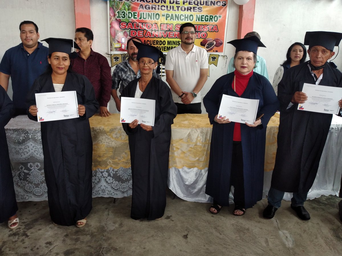 Agricultura_CZ6's tweet photo. #Cañar | 16 productores de la Asociación 13 de junio, parroquia Pancho Negro, cantón La Troncal, obtuvieron su certificado de graduación de la Agricultura Familiar Campesina luego de haber concluido los diez módulos de capacitación impartidos por @AgriculturaEc. #JuntosPorElAgro https://t.co/Psgr0aS245