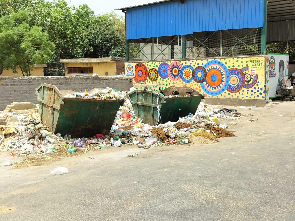 takash01's tweet photo. Hoping for a good morning to all of you, Isn't good? Because We are facing a draconian Smell and chances of spreading disease. Let me remind you of the promise of MCD.
@MoHFW_INDIA
@MCD_Delhi 
@AdvRajendraPal 
@ArvindKejriwal
@aajtak 
@LtGovDelhi
@MetroWaste https://t.co/XHvEFdPBqc