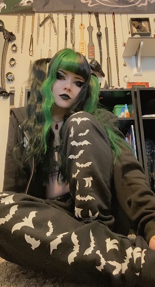 VampireFreaks's tweet photo. The enchanting @little.green.sl_t staying comfy in our Vampire Bat Joggers!
#Goth #Gothic #Alternative #BatJoggers #vampirefreaks #altfashion https://t.co/BC9MkVS5kQ