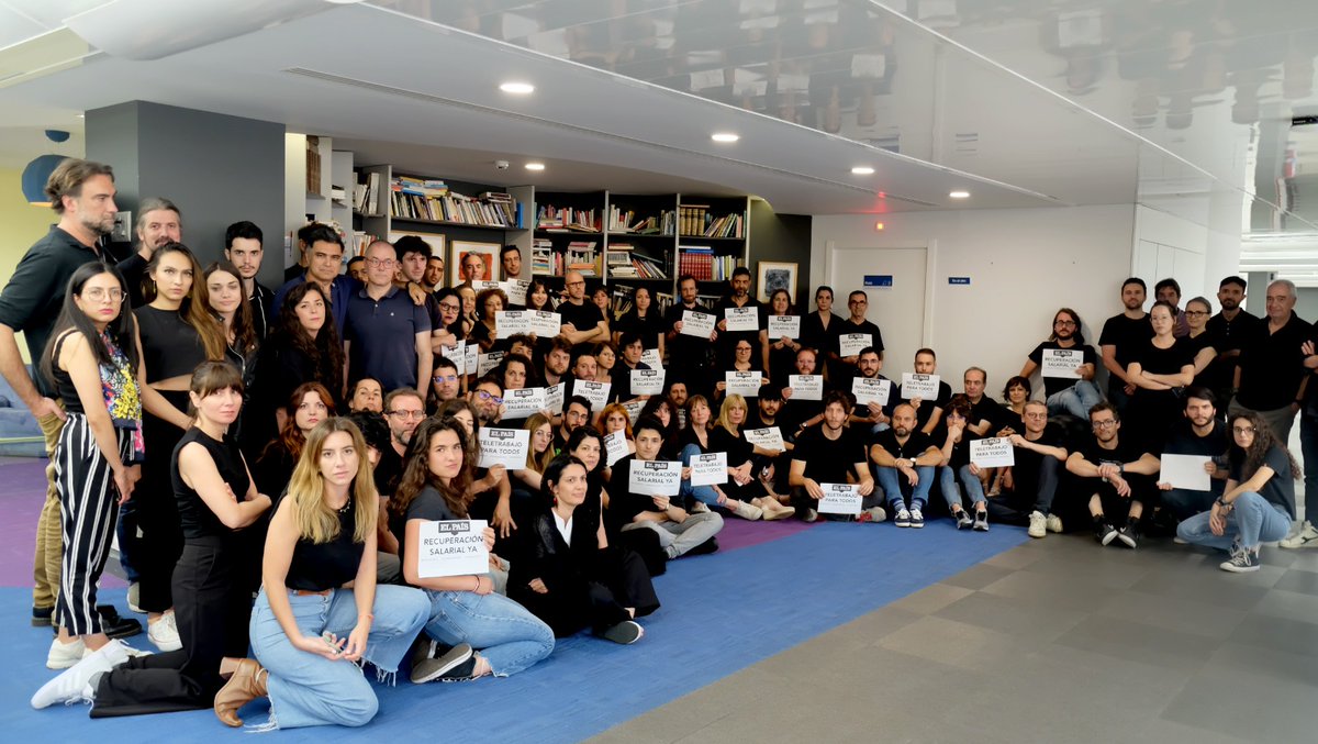 Sexto #MiércolesNegro reclamando mejoras en las condiciones salariales y laborales para la plantilla de EL PAÍS. Seis semanas en las que la empresa ha demostrado su nula disposición a negociar y tras las cuales el hartazgo de los trabajadores está ya la límite. #SubidaSalarialYa