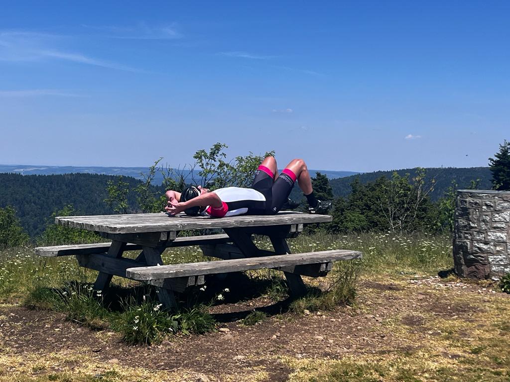 WCWergea's tweet image. De langste dag in het zadel gehad, 2 ballonen en 1 (super)plank. Iedereen voldaan maar compleet gesloopt over de finish. De begeleiding heeft ons vandaag wederom goed verzorgd.