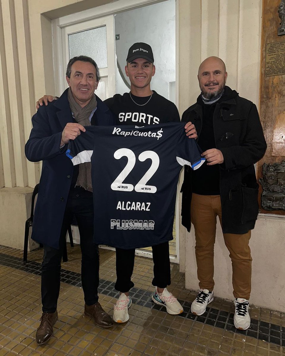 SC_ESPN's tweet photo. ¡Qué visita! Charly Alcaraz, jugador del Southampton y ex Racing, disfrutó anoche del triunfo del club de sus amores, Gimnasia, ante Huracán en el Bosque. https://t.co/JtLpqAVXYe