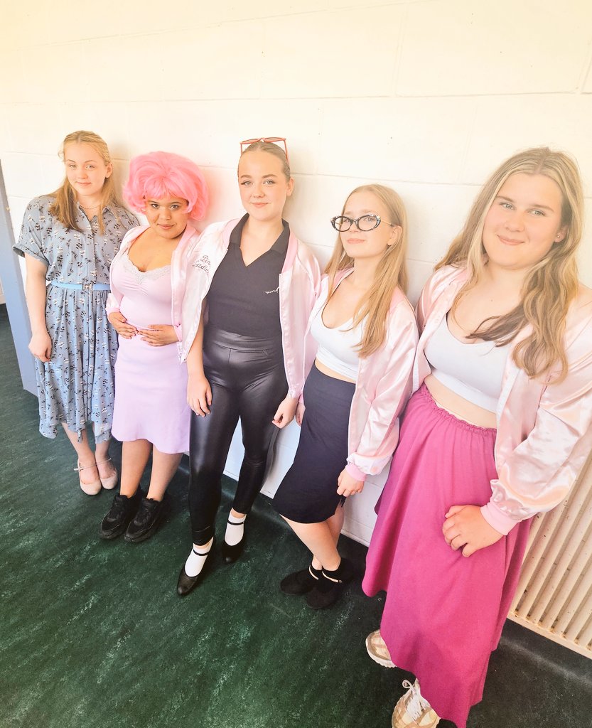 MrsSedgewick's tweet image. Another very warm day spent in the drama department but it's all in a good cause! @StMargaretsAcad production of Grease is on @ParkHowden next Tue 20th and Wed 21st June. Tickets available on the theatre website 👇 #SchoolShow #GreasedLightning #Theatre