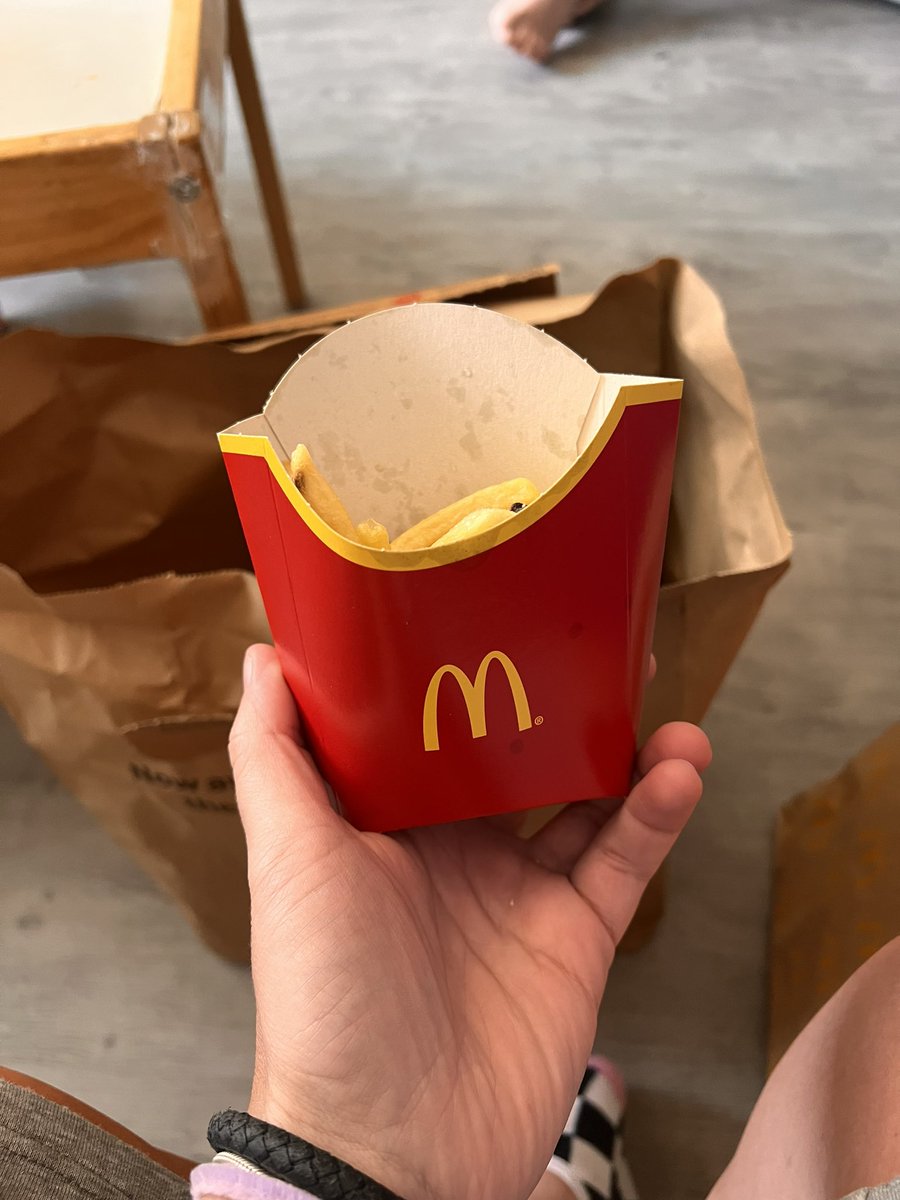 cookie_1801's tweet photo. Hey @McDonaldsUK I think you forgot to send the rest of my fries……are you on a shortage? Not to mention there was no dips for our selects 🤦‍♀️ https://t.co/q9bB1Tl2Df