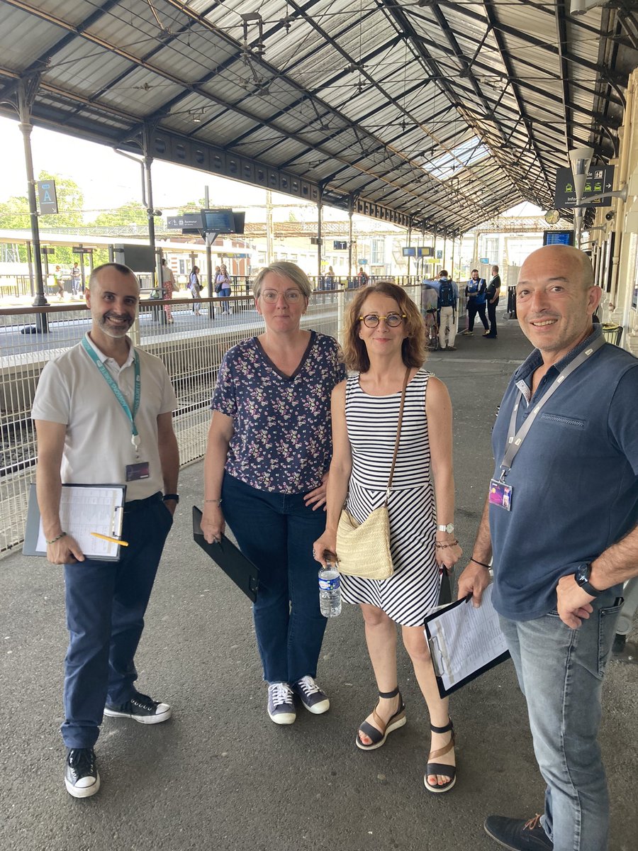 Cet après-midi c’est #TourneeTerrain en gare @ville_libourne avec association d’usagers #AUTERBS sur #InformationVoyageurs. Échanges riches et intéressants 👍 cc <a href="/TERNouvelleAQ/">SNCF Voyageurs TER NOUVELLE-AQUITAINE</a> <a href="/FabienSutter/">Fabien Sutter</a>