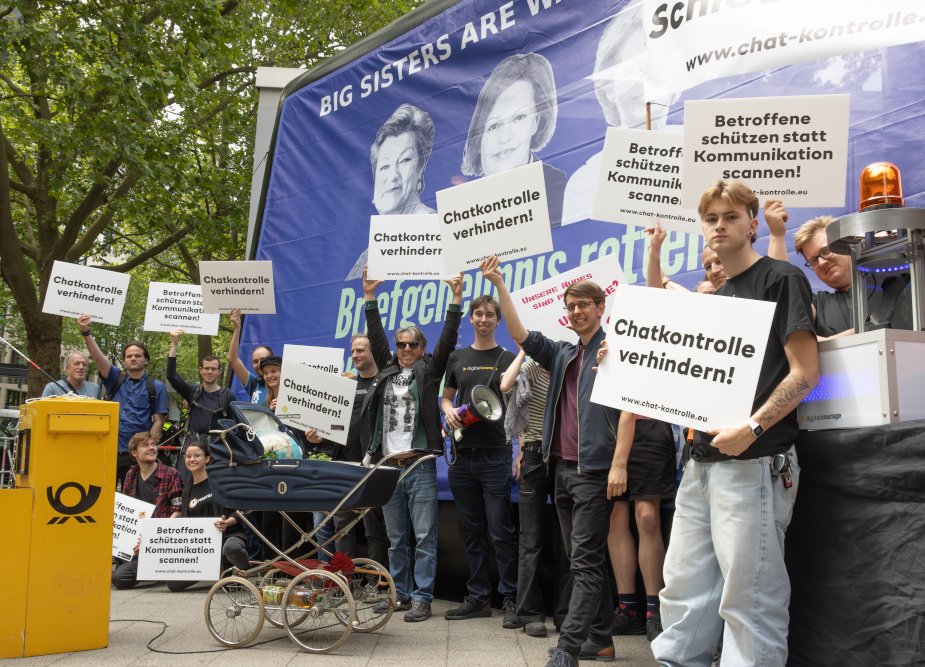 Starker Protest vor der Innenministerinnenkonferenz. 

Wir haben mit Euch den Protest gegen die #Chatkontrolle zurück auf die Strasse gebracht. 
Danke!
#ChatkontrolleSTOPPEN!