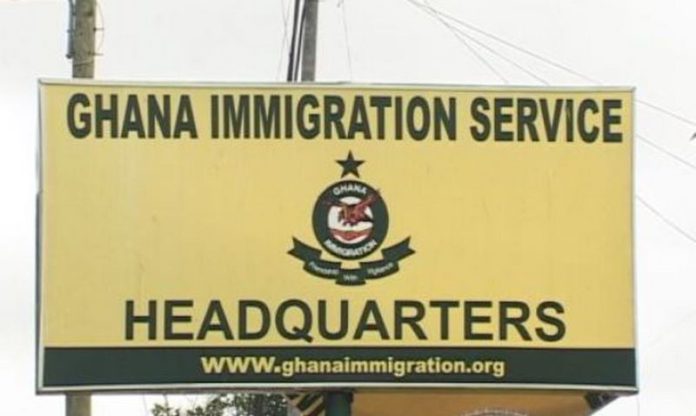 news_ghana's tweet photo. Odomase Police, GIS collaborate to flush out foreigners without resident permit #News #collaborate #flushout #foreigners #GhanaImmigrationService https://t.co/PhMcGeoijm https://t.co/uasu19VfbV