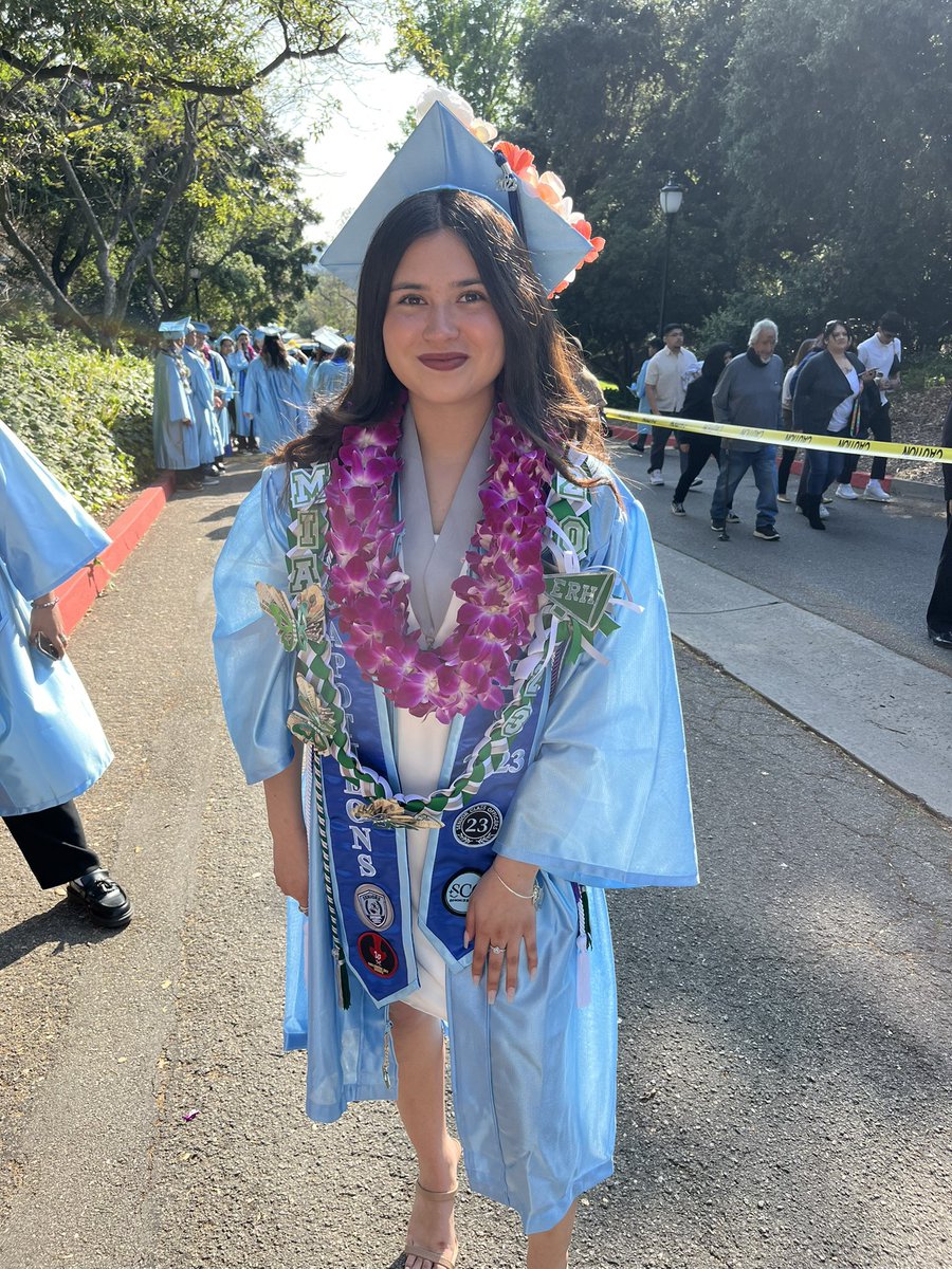 kassyreyess's tweet photo. Class of 2023 @miachiticaa love you ugly 🥰 https://t.co/iEHvdwwJjs