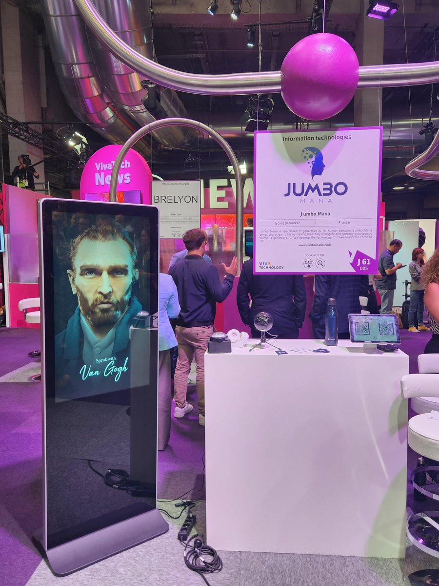 #VivaTech day 1 💫! A la rencontre des startups repérées par <a href="/orange/">Orange</a> pour booster ses ventes, ou utiliser la #data et l’#IA au service de l'expérience de nos clients ! Et visite du salon avec notre partenaire <a href="/GoogleFR/">Google FR</a> ! Un grand merci <a href="/PhilipMoyer/">Philip Moyer</a> pour l'échange passionnant !