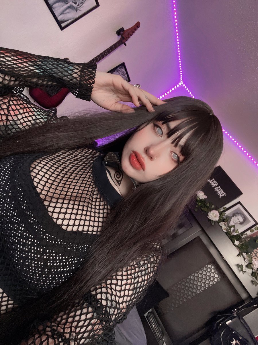ashlynpimentell's tweet photo. regular outfit vs. cosplay 🤍 https://t.co/yz0yix37fN