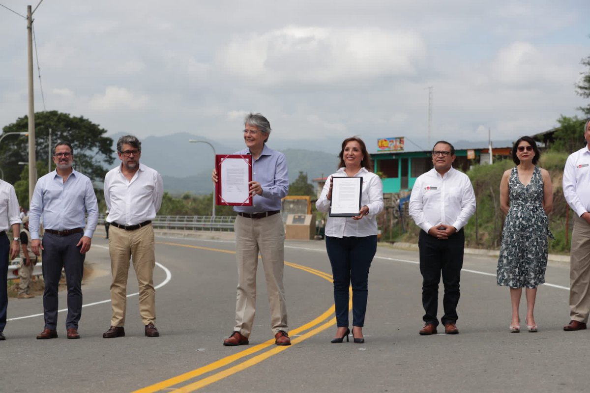 🔴#ATENCIÓN | El presidente <a href="/LassoGuillermo/">Guillermo Lasso</a> y la Mandataria de #Perú, Dina Boluarte, suscriben la Declaración Conjunta Presidencial La Tina – Macará.