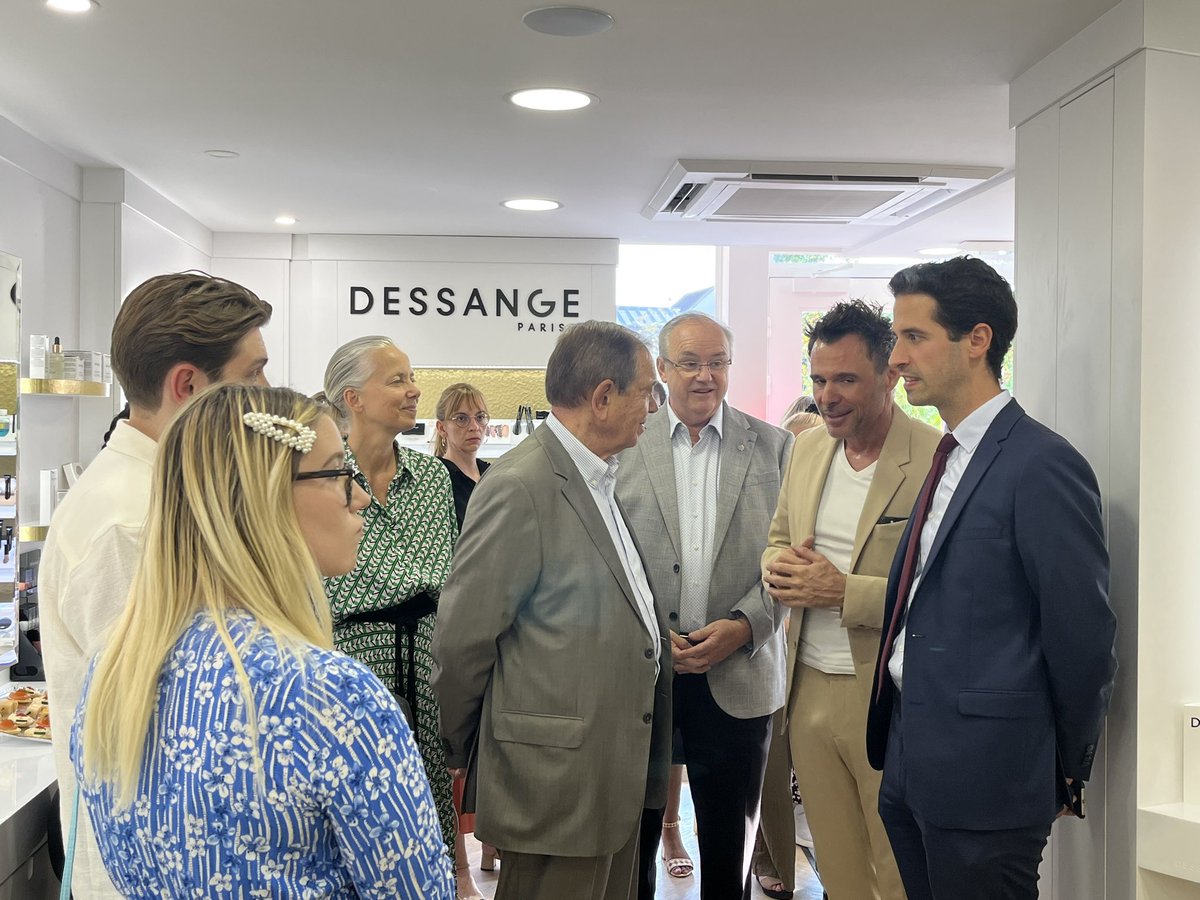 villederueil's tweet image. ✂️ Inauguration ce soir du nouveau salon de coiffure #Dessange en présence de @patrick_ollier, Maire de la Ville et #EmmanuelGasnot, président du groupe @dessange international. 
📍 Rendez-vous au 31 rue Maurepas.