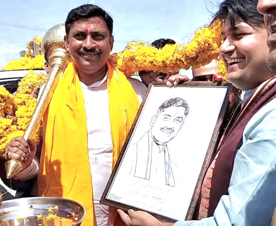ram89651's tweet photo. भारतीय जनता पार्टी के प्रदेश प्रभारी आदरणीय श्री पी मुरलीधर राव जी के आगमन पर भव्य स्वागत किया  इस अवसर पर एनजीओ प्रकोष्ठ  के पांचों मंडलों के समस्त कार्यकर्ताओं द्वारा आतिशबाजी ढोल धमाकों एवं फूल मालाओं से आत्मीय स्वागत किया गया स्वागत करने वालों में मुख्य रूप से जिला सह संयोजक श्री सुखदीप सिंह सेंगर नगर मंडल संयोजक श्री अंशुल जैन सह संयोजक राघव शर्मा लटेरी मंडल सेवर सिंह राजपूत आनंदपुर मंडल से रमेश विश्वकर्मा देवपुर मंडल से गजेंद्र शर्मा जी चितावर मंडल से ओम प्रकाश शर्मा एवं पांच मंडलों के सभी सक्रिय कार्यकर्ता एवं सैकड़ों की संख्या में युवा साथी मौजूद रहे 
@ChouhanShivraj
@shivprakashbjp @PMuralidharRao
@ajayjamwalbjp @vdsharmabjp
#सिरोंज_लटेरी_विधानसभा