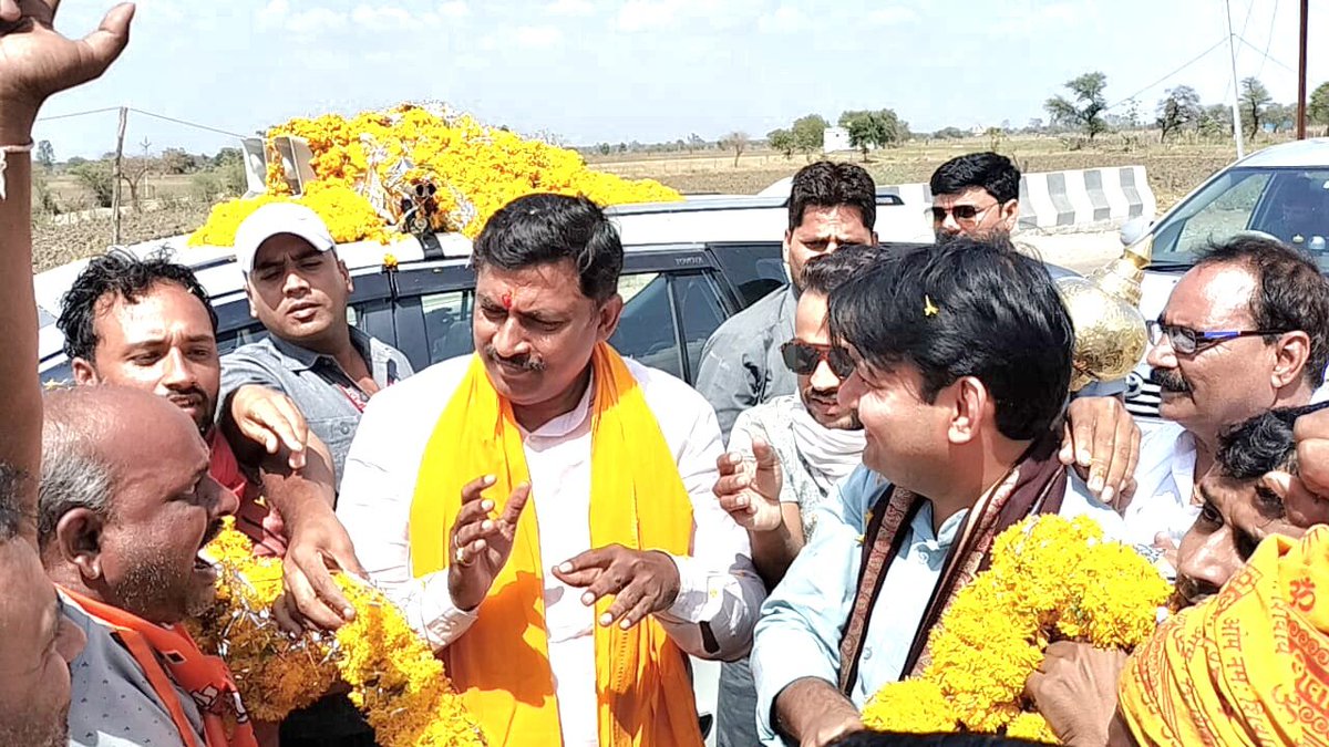 ram89651's tweet photo. भारतीय जनता पार्टी के प्रदेश प्रभारी आदरणीय श्री पी मुरलीधर राव जी के आगमन पर भव्य स्वागत किया  इस अवसर पर एनजीओ प्रकोष्ठ  के पांचों मंडलों के समस्त कार्यकर्ताओं द्वारा आतिशबाजी ढोल धमाकों एवं फूल मालाओं से आत्मीय स्वागत किया गया स्वागत करने वालों में मुख्य रूप से जिला सह संयोजक श्री सुखदीप सिंह सेंगर नगर मंडल संयोजक श्री अंशुल जैन सह संयोजक राघव शर्मा लटेरी मंडल सेवर सिंह राजपूत आनंदपुर मंडल से रमेश विश्वकर्मा देवपुर मंडल से गजेंद्र शर्मा जी चितावर मंडल से ओम प्रकाश शर्मा एवं पांच मंडलों के सभी सक्रिय कार्यकर्ता एवं सैकड़ों की संख्या में युवा साथी मौजूद रहे 
@ChouhanShivraj
@shivprakashbjp @PMuralidharRao
@ajayjamwalbjp @vdsharmabjp
#सिरोंज_लटेरी_विधानसभा