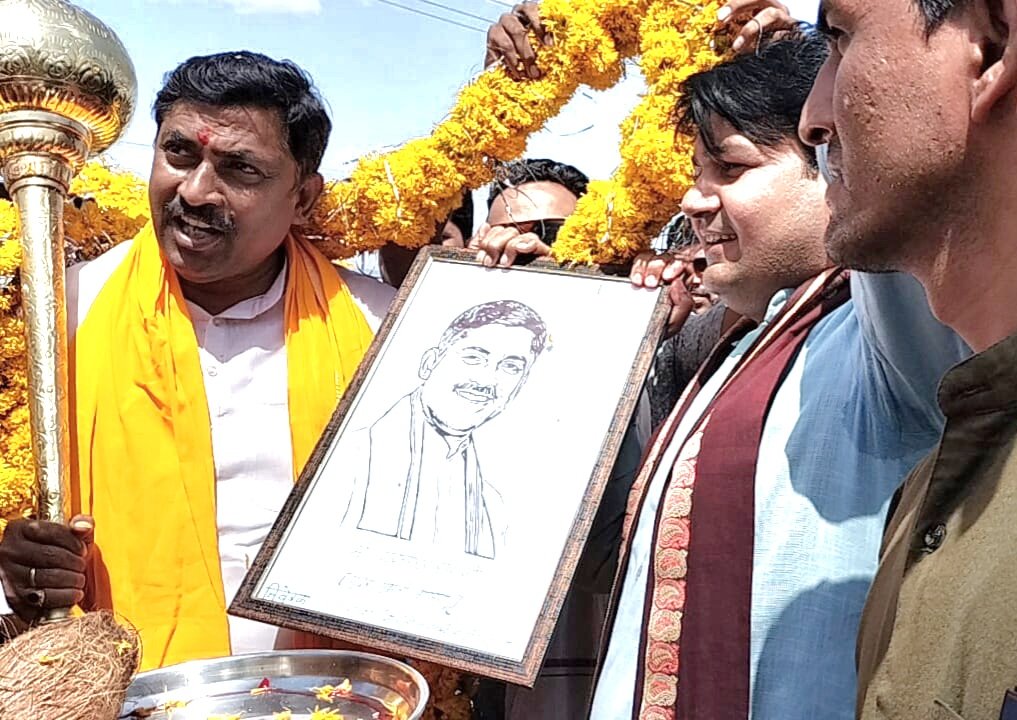 ram89651's tweet photo. भारतीय जनता पार्टी के प्रदेश प्रभारी आदरणीय श्री पी मुरलीधर राव जी के आगमन पर भव्य स्वागत किया  इस अवसर पर एनजीओ प्रकोष्ठ  के पांचों मंडलों के समस्त कार्यकर्ताओं द्वारा आतिशबाजी ढोल धमाकों एवं फूल मालाओं से आत्मीय स्वागत किया गया स्वागत करने वालों में मुख्य रूप से जिला सह संयोजक श्री सुखदीप सिंह सेंगर नगर मंडल संयोजक श्री अंशुल जैन सह संयोजक राघव शर्मा लटेरी मंडल सेवर सिंह राजपूत आनंदपुर मंडल से रमेश विश्वकर्मा देवपुर मंडल से गजेंद्र शर्मा जी चितावर मंडल से ओम प्रकाश शर्मा एवं पांच मंडलों के सभी सक्रिय कार्यकर्ता एवं सैकड़ों की संख्या में युवा साथी मौजूद रहे 
@ChouhanShivraj
@shivprakashbjp @PMuralidharRao
@ajayjamwalbjp @vdsharmabjp
#सिरोंज_लटेरी_विधानसभा