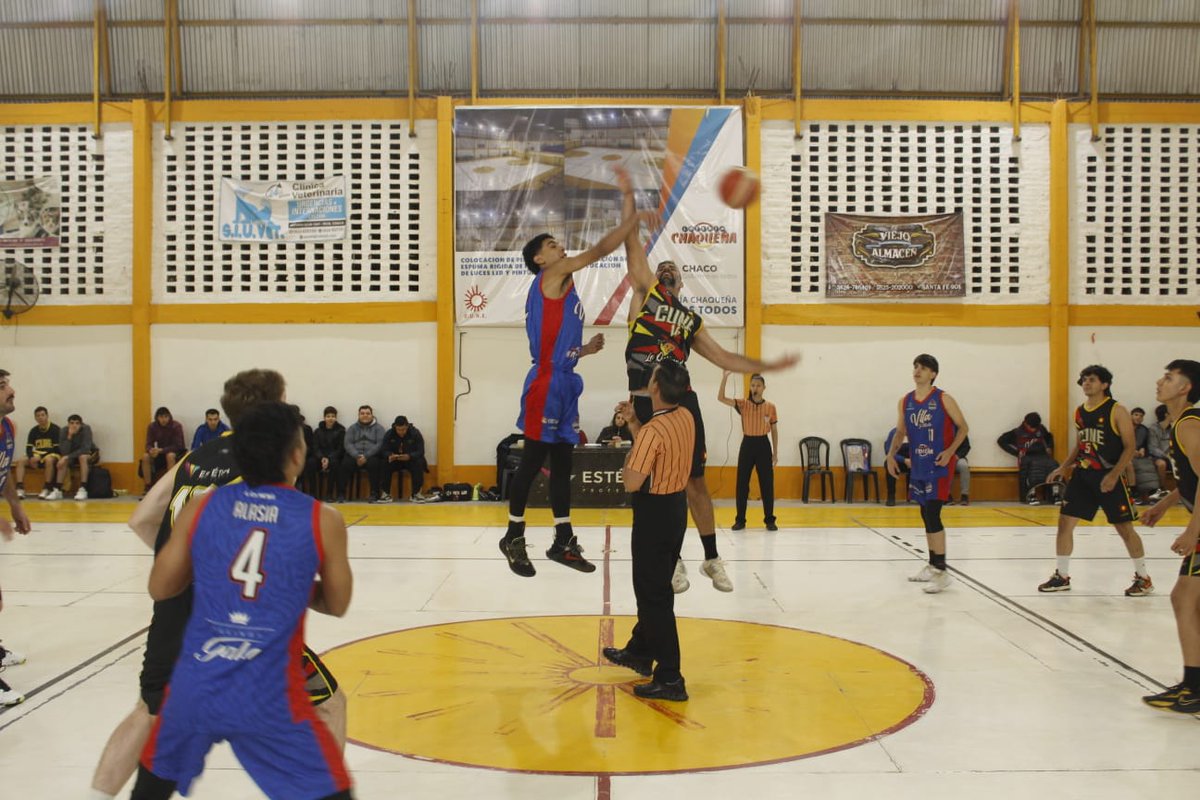 AbrChaco's tweet photo. Anoche por el juego 2 de los cuartos de final de la Copa Resistencia, en condición de visitante, Villa San Martín le gano a CUNE por 68 a 60, mientras que hindú supero a San Fernando por 81 a 59.

https://t.co/bimJMj68Xa https://t.co/SJqpVkt5RF