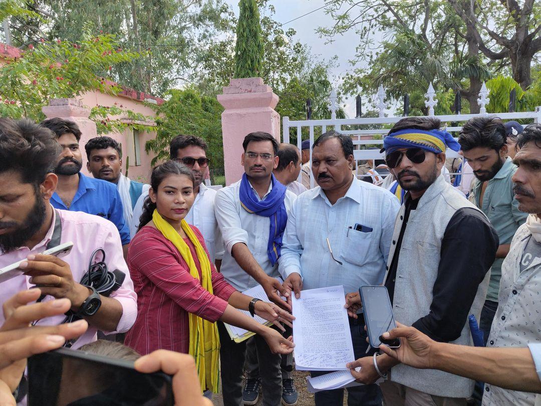 सिहोर जिला के नसुरुल्लागंज तहसील कार्यलय में भ्रष्ट प्रशासन के खिलाफ भीम आर्मी के तत्वावधान में आंदोलन किया गया... SDM द्वारा किया गया जातिगत व्यवहार को लेकर कलेक्टर महोदय ज्ञापन दिया.. जिसमें जयस ,गोंडवाना  संगठन के सभी सामाजिक कार्यकर्ता शामिल हुए
<a href="/ChouhanShivraj/">Shivraj Singh Chouhan</a>