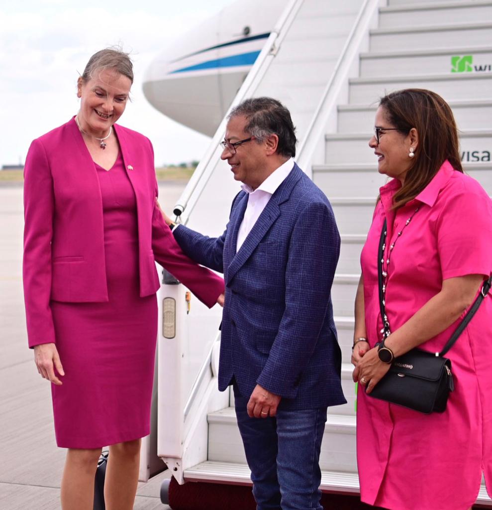 AlemConAmLatina's tweet photo. ¡Bienvenido, Señor Presidente 🇨🇴 @petrogustavo en Alemania! Hace una semana, nuestra ministra @ABaerbock estuvo en Cali, hoy usted aterriza en Berlín. ¡Así de estrechas son nuestras relaciones! ¡Le deseamos una visita muy exitosa! Berlín se vistió de rosa para darle su bienvenida https://t.co/wpqGeHWK1C