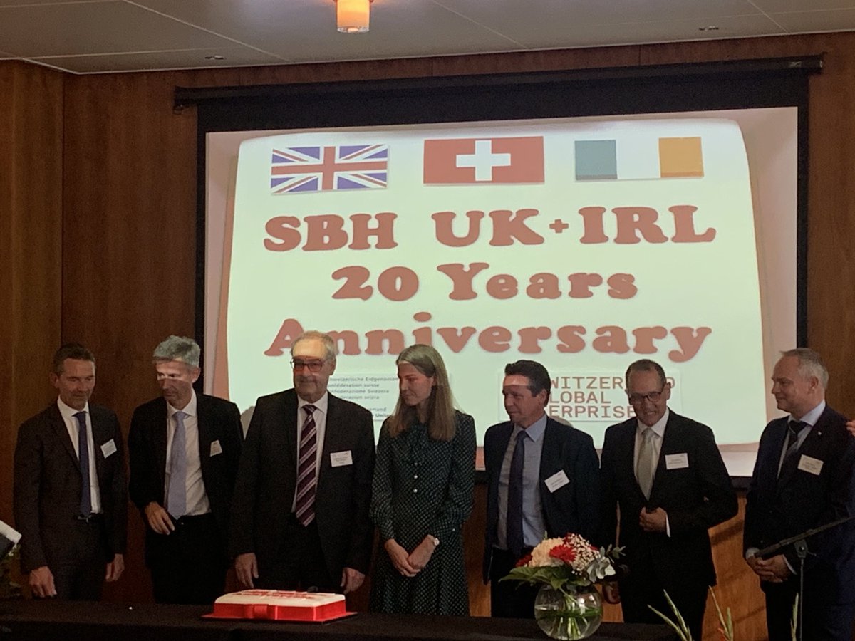 Cutting the cake at the🇨🇭embassy in London to celebrate the Swiss Business Hub today. A lovely evening bringing together business friends from the UK and Switzerland. Long may it continue!