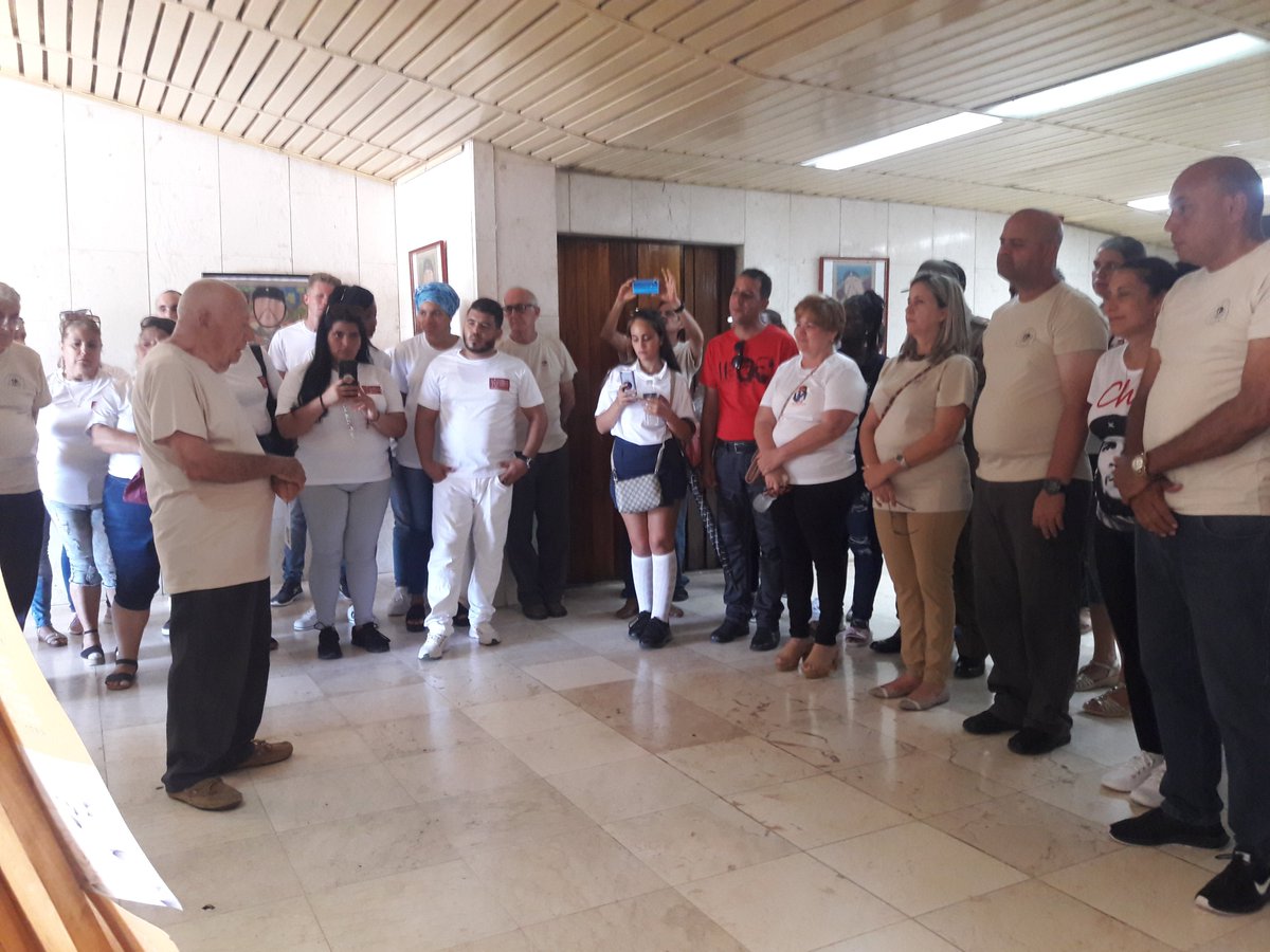 ComplejoChe97's tweet photo. Hoy nuestro querido “Veterano” como cariñosamente le decimos a Carlos Torres Santana, quien es el Director del Círculo Filatélico Provincial de Cienfuegos, hizo la donación de su obra “Che, ciudadano del mundo”. 
#95NataliciodelGuerrilleroHeroico
#HastaLaVictoriaSiempre https://t.co/j8lSRMj6PY