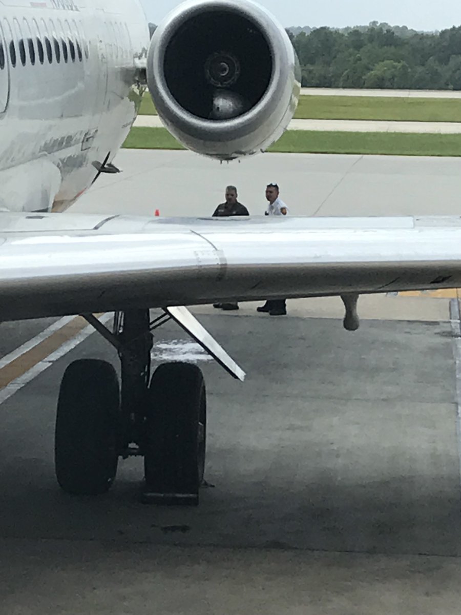 BrooksSeahorn's tweet photo. @ilove_aviation Here we are at the gate...cone hung in there all the way down! https://t.co/xiPfGWc2eo
