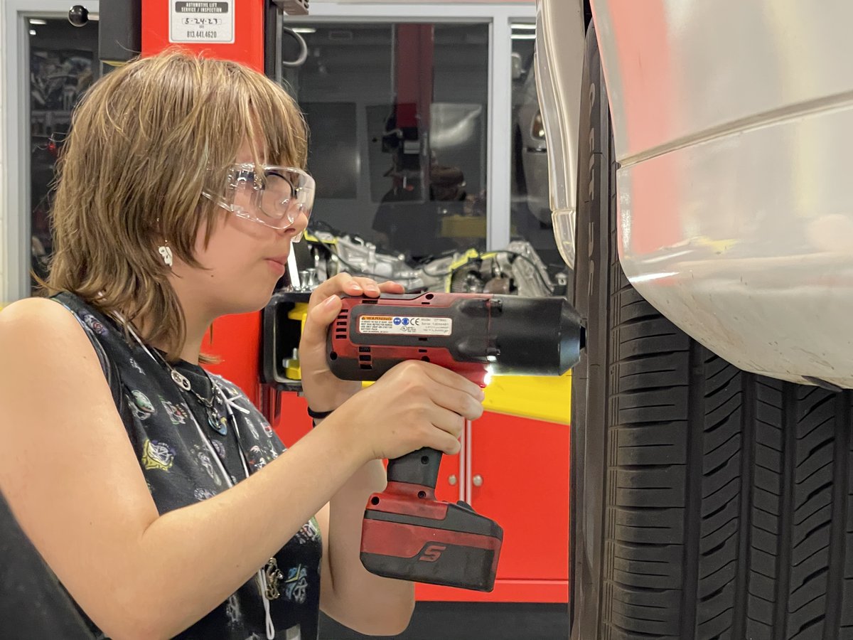 These high school students are revved up for their future! The Summer Career Exploration program at @ManateeTech is helping teens explore skilled trades and careers in demand: manateeschools.net/site/default.a… #ManateeSchoolsGoodNews