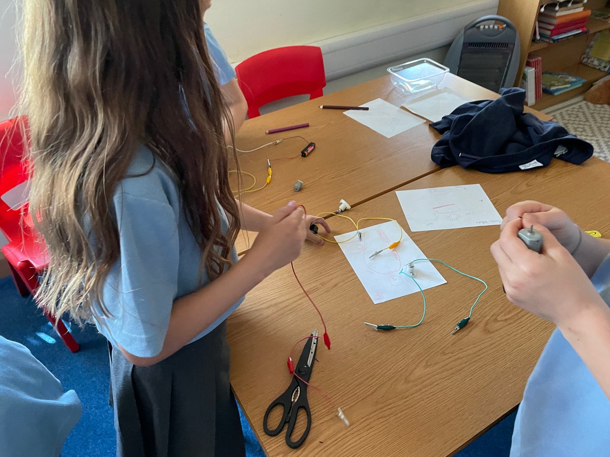 HambrookSchool's tweet photo. #hambrook4 have created their own electrical circuits. They showed some brilliant scientific investigating and they asked lots of great questions! https://t.co/o5rI6fv8uU