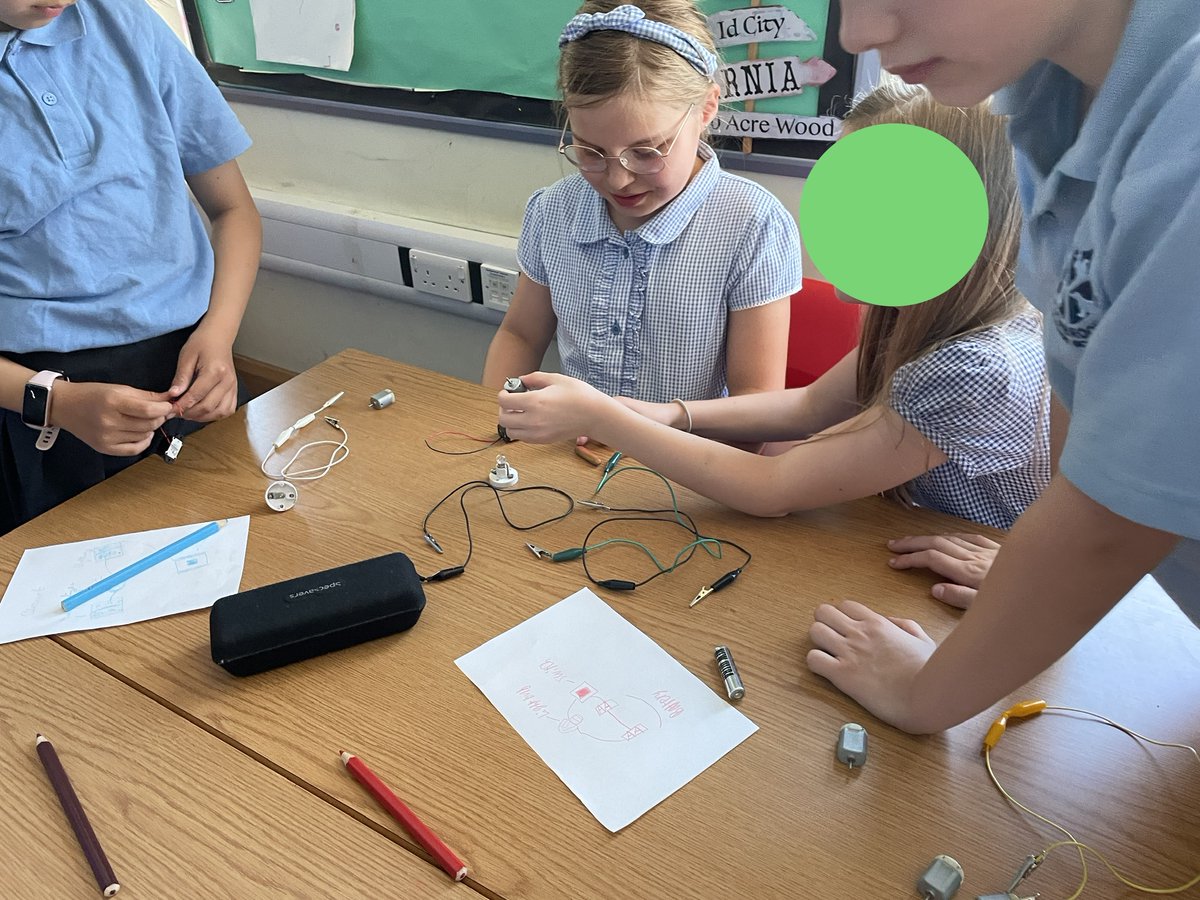 HambrookSchool's tweet photo. #hambrook4 have created their own electrical circuits. They showed some brilliant scientific investigating and they asked lots of great questions! https://t.co/o5rI6fv8uU